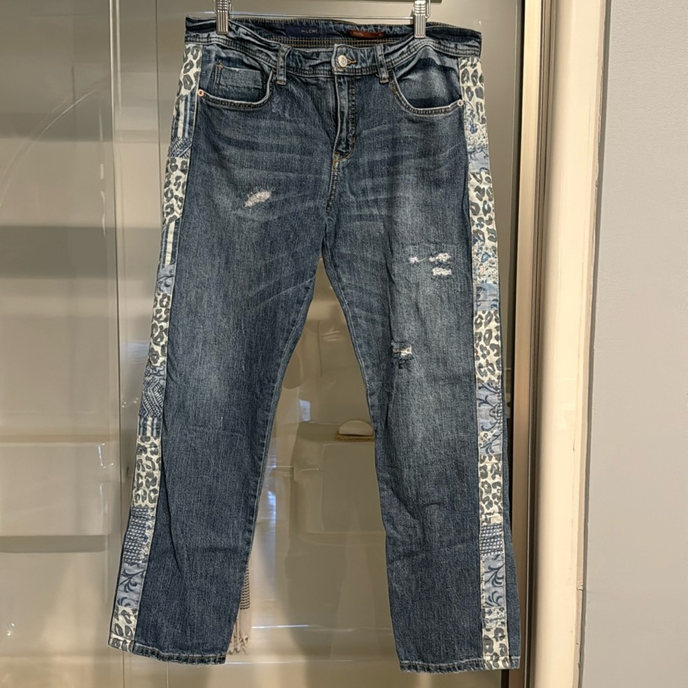 Boyfriend jeans unique details